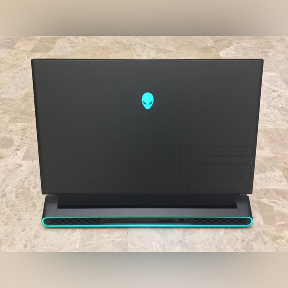 Alienware M15 R2 / GTX 1660 Ti / i5 9300H / 8GB RAM / 256GB SSD / Windows 11 Pro - Picture 2 of 10